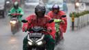 Pengendara sepeda motor menggunakan jas hujan saat hujan deras di kawasan Thamrin, Jakarta, Rabu (23/11/2022). Kepala Pelaksana Badan Penanggulangan Bencana Daerah (BPBD) DKI Jakarta Isnawa Adji mengimbau masyarakat untuk mengurangi aktivitas di luar rumah apabila Jakarta mengalami cuaca ekstrem. (Liputan6.com/Faizal Fanani)