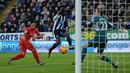 Pemain Newcastle United, Papiss Cisse, berusaha menaklukkan kiper Liverpool dalam lanjutan Liga Inggris di Stadion St James' Park, Newcastle, Minggu (6/12/2015). (AFP/Oli Scarff)