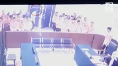 Seorang terdakwa nekat kabur dari ruang sidang pengadilan negeri Jember. Ia bahkan mengganti baju di ruang sidang, dan kemudian dijemput istrinya.