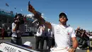 Pembalap dari tim Mercedes, Lewis Hamilton mengikuti parade jelang balapan pertama musim ini di GP F1 Australia di Melbourne, Australia, (25/3). Hamilton menempati posisi start terdepan dalam Grand Prix Australia. (AP Photo/Asanka Brendon Ratnayake)