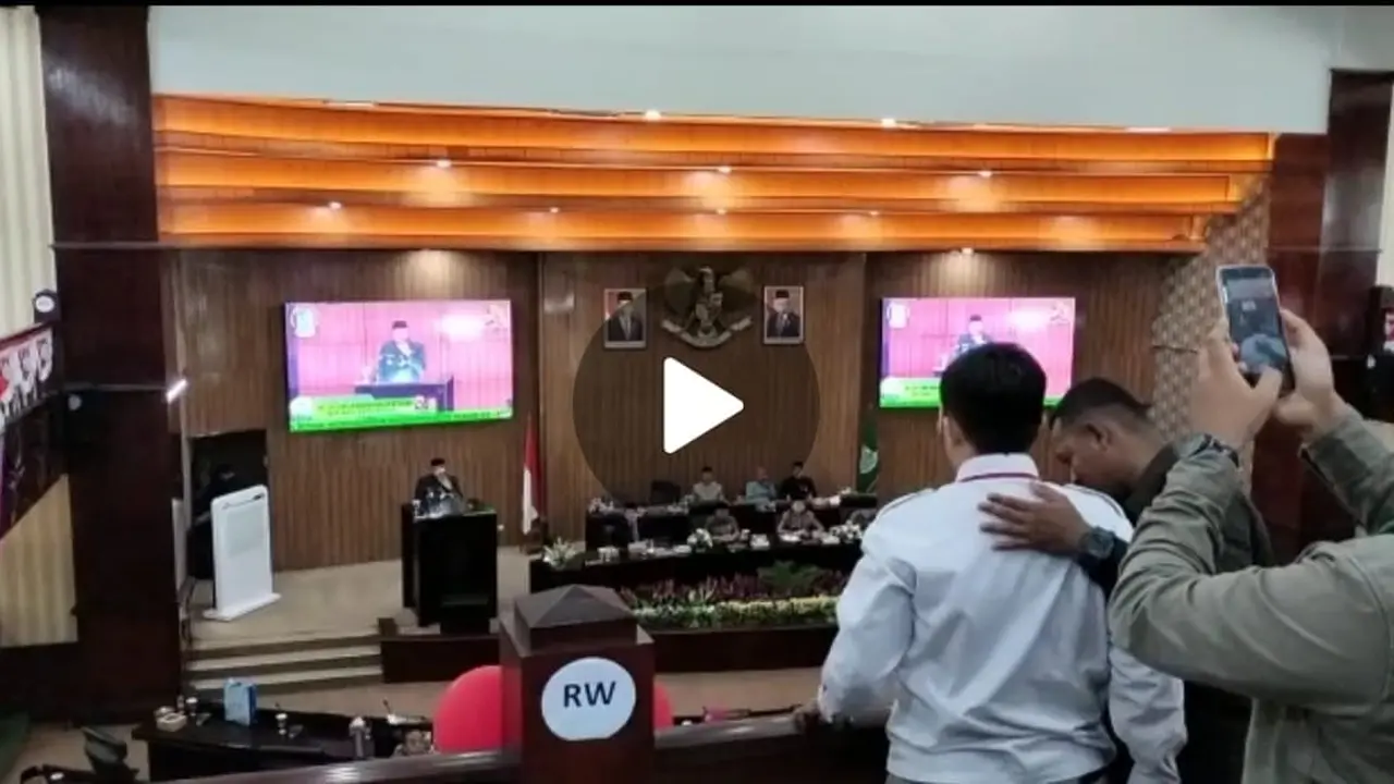 Tangkapan layar viral pemuda sebar uang mainan saat rapat Paripurna HUT ke-26 Kota Bekasi