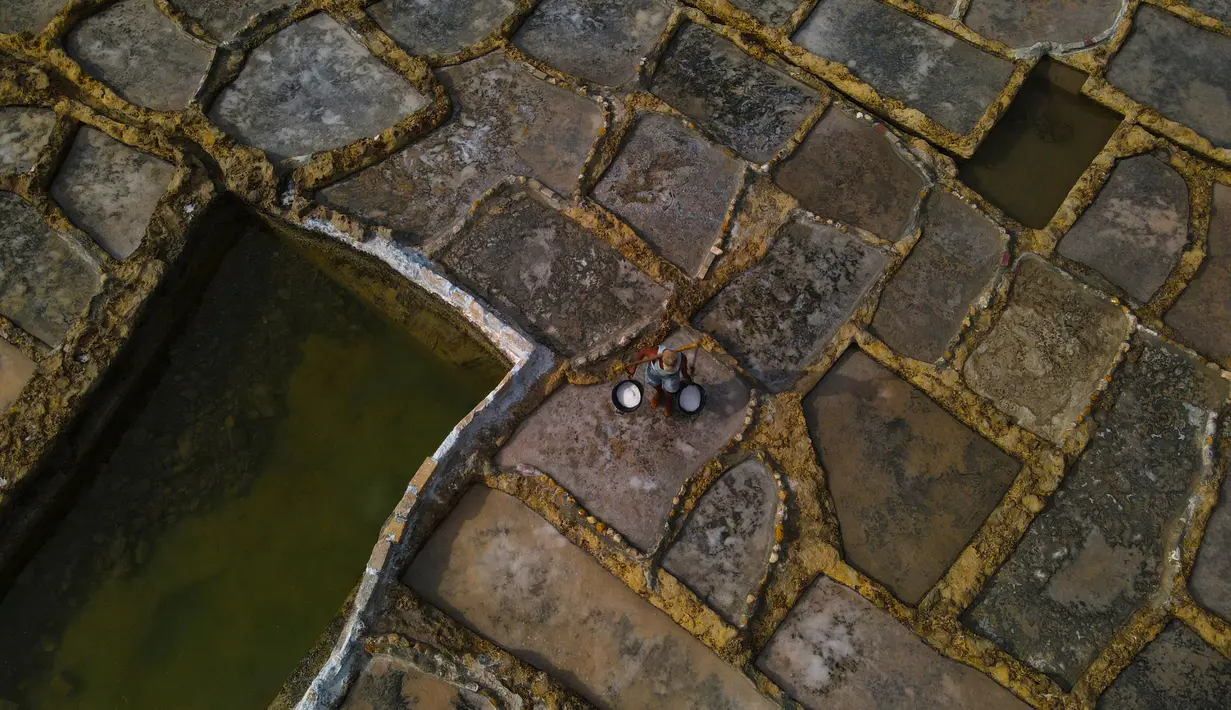 Foto dari udara pada 7 September 2020 ini menunjukkan dataran garam dengan pematang batu di sebuah desa di Gozo, Malta. Dikelilingi seluruhnya oleh laut, Malta merupakan salah satu produsen besar garam laut yang dihasilkan dari dataran garam berpematang batu. (Xinhua/Jonathan Borg)