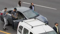 Sejumlah warga mengheningkan cipta ketika sirine panjang Hari Peringatan Holocaust berbunyi di Tel Aviv, Israel (24/4). Warga Israel mengenang peristiwa pembantaian terhadap enam juta umat Yahudi oleh Nazi selama Perang Dunia II. (AFP Foto/Jack Guez)