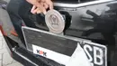 Plat nomor mobil Toyota Alphard milik politikus Partai Demokrat, Sutan Bhatoegana, Jakarta, Selasa (17/3/2015). Penyitaan mobil Sutan Bhatoegana terkait penyidikan kasus dugaan korupsi di Kementerian ESDM. (Liputan6.com/Helmi Afandi)