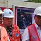 Menteri Perhubungan Budi Karya Sumadi meninjau lokasi jalur rel kereta api yang longsor di Kampung Sirnasari, Kelurahan Empang, Kecamatan Bogor Selatan, Kota Bogor, Jumat (17/3/2023). (Liputan6.com/ Achmad Sudarno)