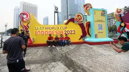 Papan promosi Piala Dunia U-17 2023 dihadirkan untuk menarik antusiasme masyarakat terkait Piala Dunia U-17 2023. (Liputan6.com/Faizal Fanani)