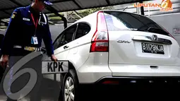 Adapun mobil yang disita KPK pada selasa (15/4/2014) siang ini adalah Honda CRV warna putih B 1126 NJA. Mobil itu disita KPK dari Pandeglang, Banten (Liputan6.com/Faisal R Syam)