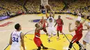 Stephen Curry #30  melakukan layup melewati hadangan para pemain Portland Trail Blazers pada game ke-5 semifinal NBA Playoffs wilayah barat di Oracle Arena, Oakland, California, (12/5/2016) WIB. (Ezra Shaw/Getty Images/AFP)