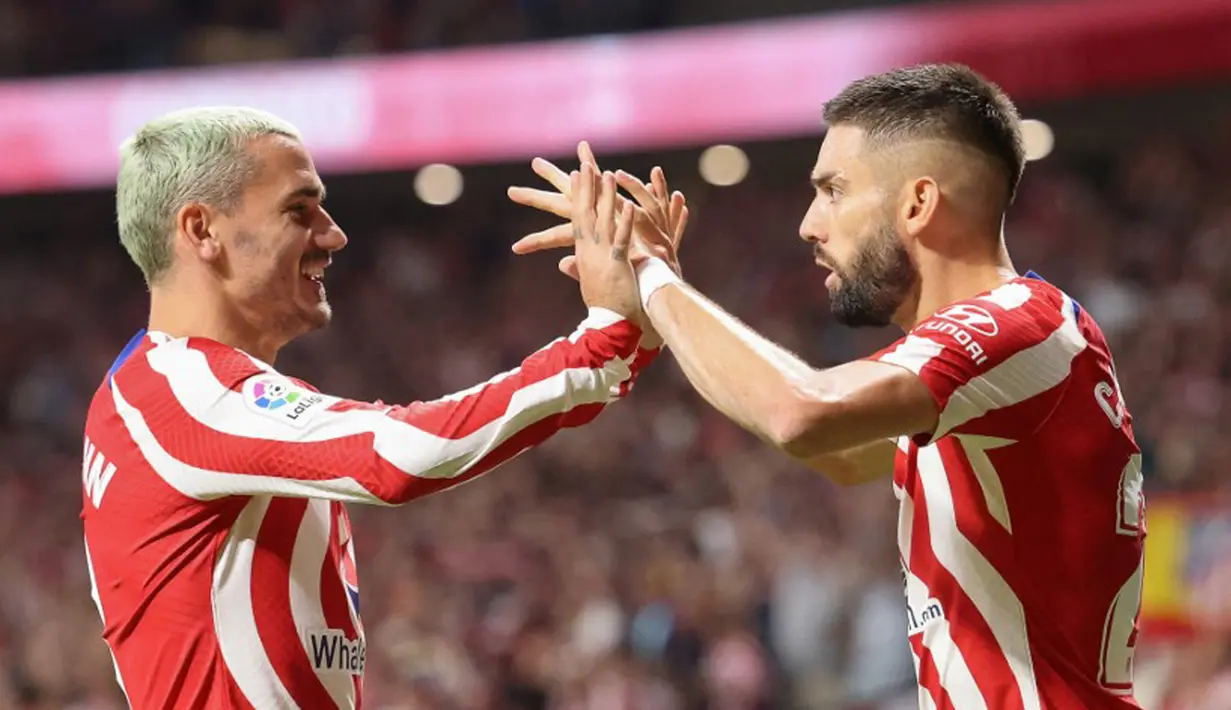 Pemain Atletico Madrid Yannick Ferreira-Carrasco (kanan) merayakan dengan Antoine Griezmann usai mencetak gol ke gawang Celta Vigo pada pertandingan sepak bola Liga Spanyol di Stadion Wanda Metropolitano, Madrid, Spanyol, 10 September 2022. Atletico Madrid menang 4-1. (Thomas COEX/AFP)