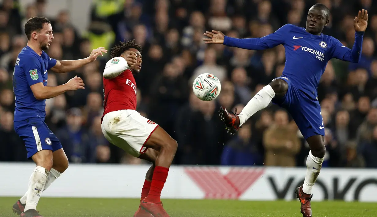 Pemain Arsenal, Alex Iwobi (tengah) berebut bola dengan dua pemain Chelsea pada laga leg pertama semifinal Piala Liga Inggris di Stamford Bridge, London, (10/01/2018). Chelsea bermain imbang 0-0 lawan Arsenal. (AFP/Adrian Dennis)