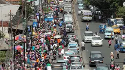 Sejumlah kendaraan memadati kawasan di pasar Tanah Abang, Jakarta, Selasa, (9/6/2015). Menjelang Ramadan Banyaknya pedagang kaki lima (PKL) yang menggelar dagangan di pinggir jalan menyebabkan daerah Tanah Abang macet. (Liputan6.com/Helmi Afandi)