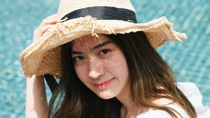 tersenyum sedih kalem