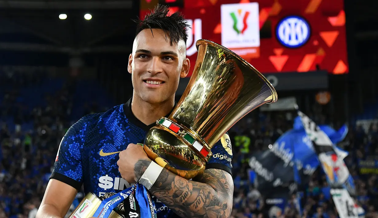 Lautaro Martinez tampil sangat berani dan konsisten melakukan serangan ke lini pertahanan Juventus. Meski tidak mencetak gol, ia memiliki andil atas terciptanya tendangan penalti pertama untuk Inter Milan. (AFP/Isabella Bonotto)