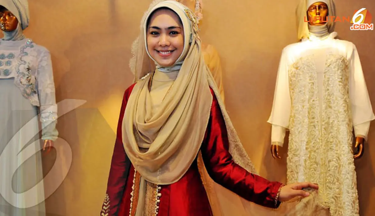 Busana berwarna merah berbahan dress sifon sutera yang disulam dengan benang emas menjadi pilihan Oki. Busana yang dibubuhi aksen songket khas Minang akan dipakai saat resepsi (Liputan6.com/Johan Tallo).