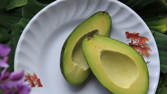 2. Pisahkan Bagian Hitam atau yang Dekat dengan Kulit