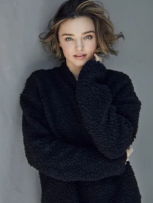 Seperti halnya Orlando mengucapkan selamat hari ibu untuk Miranda Kerr dengan mengunggah foto sang anak yang sedang memeluk gambar sang ibu di sebuah poster film. Orlando pun menyebut Miranda sebagai ibu yang hebat. (Instagram/mirandakerr)