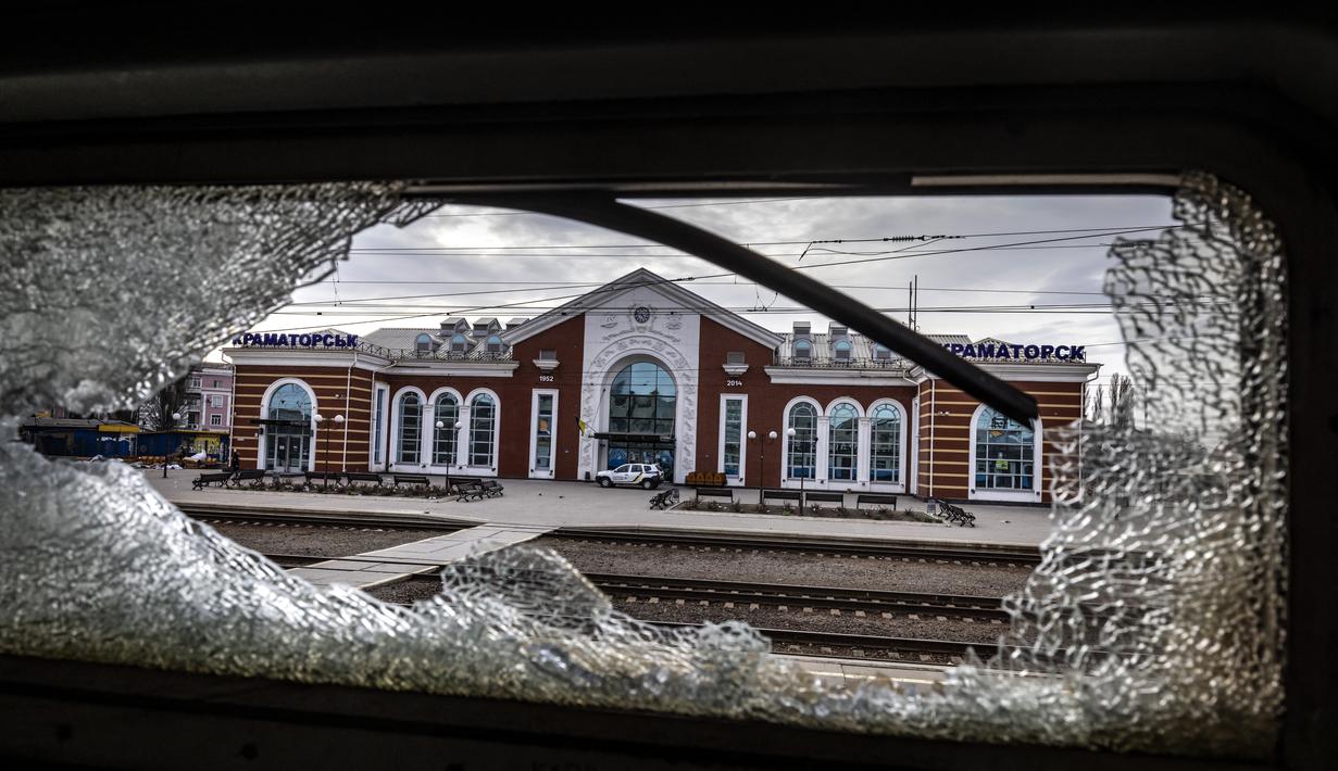 Stasiun kereta api, dilihat dari gerbong kereta, setelah serangan roket di Kramatorsk, Ukraina timur (8/4/2022). Peristiwa tragis terjadi di stasiun kereta Kramatorsk, Ukraina. Puluhan orang dilaporkan tewas dan lebih banyak lagi yang terluka. (AFP/Fadel Senna)