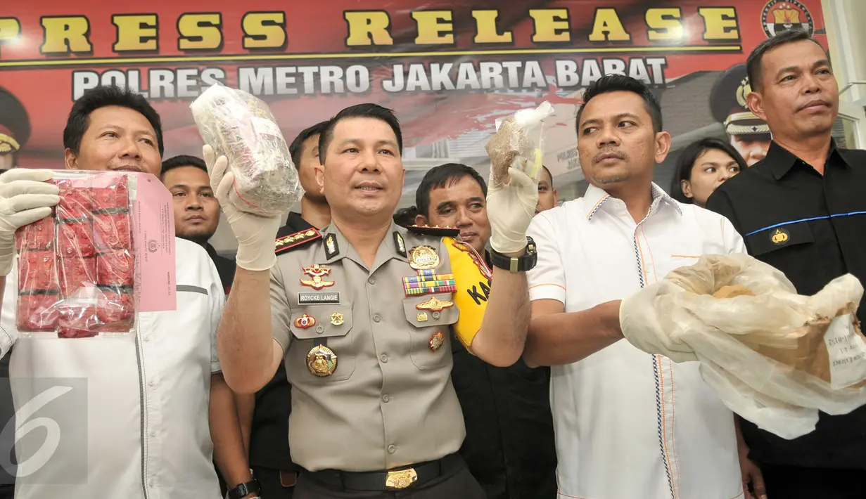 Kapolres Jakarta Barat, Kombes Roycke Langie menunjukan barang bukti hasil pengungkapan kasus narkotika di Jakarta, Senin (30/1). Petugas menyita barang bukti sabu 7,2 kg, tembakau gorilla 1,8kg dan 600 butir happy five. (Liputan6.com/Yoppy Renato)