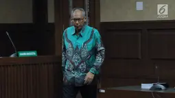 Terdakwa perintangan penyidikan korupsi E-KTP, Bimanesh Sutarjo usai megikuti sidang lanjutan di Pengadilan Tipikor, Jakarta, Jumat (26/5). Sidang mendengar keterangan saksi ahli. (Liputan6.com/Helmi Fithriansyah)