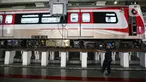 Mekanik melakukan proses perawatan ringan rangkaian kereta di Depo LRT Jakarta, Pegangsaan Dua, Jakarta, Selasa (17/3/2023). Pemeriksaan dan perawatan ringan rangkaian kereta LRT Jakarta tersebut dilakukan secara berkala setiap tujuh hari dan empat bulan serta perawatan berat setiap empat tahun sekali guna memberikan keamanan dan kenyamanan bagi penumpang. (Liputan6.com/Faizal Fanani)