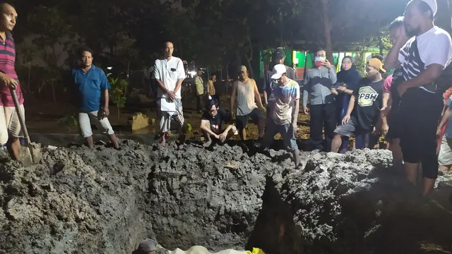 Satu keluarga korban kecelakaan bus di Tol Sumo dimakamkan jadi satu. (Dian Kurniawan/Liputan6.com)