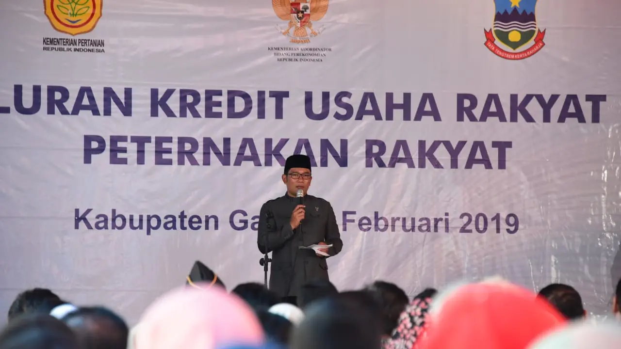 Gubernur Jawa Barat Ridwan Kamil tengah memberikan sambutan saat penyaluran KUR di Garut