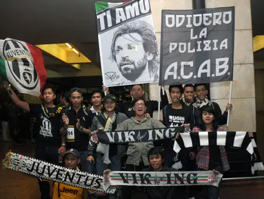 Suporter klub asal Italia, Juventus, berkumpul untuk menyambut kedatangan La Vecchia Signora di Bandara Soekarno-Hatta, (4/8/2014). (Liputan6.com/Helmi Fithriansyah)