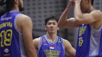 Kapten tim basket Prawira Harum Bandung, Abraham Damar Grahita. (Bola.com/Erwin Snaz)