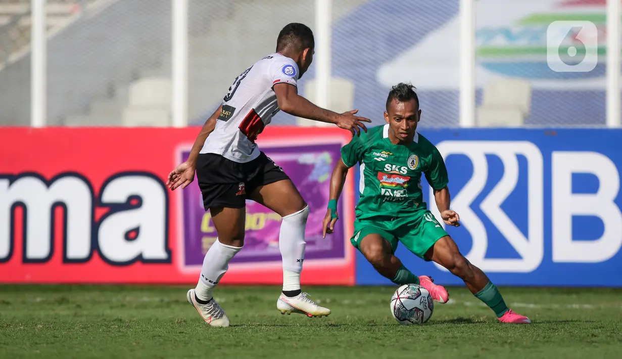 Penyerang PSS Sleman, Irfan Jaya (kanan) berusaha melewati bek Madura United, Dodi Alekvan saat laga pekan keempat BRI Liga 1 2021/2022 di Stadion Madya, Jakarta, Sabtu (25/09/2021). Madura United memetik hasil positif perdana dengan membungkam PSS Sleman 1-0. (Bola.com/Bagaskara Lazuardi)