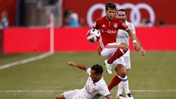 Pemain Real Madrid, Lucas Vasquez, berebut bola dengan pemain Bayern Munchen, Juan Bernat (kanan), pada laga lanjutan International Champions Cup 2016 di MetLife Stadium, New Jersey, AS, Kamis (4/8/2016) pagi WIB. (AFP/Jeff Zelevansky/Getty Images)