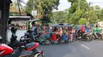 Motor odong-odong melintas di kawasan Tegalan, Jakarta, Rabu (23/10/2019). Dinas Perhubungan DKI Jakarta melarang odong-odong beroperasi di Ibu Kota karena dinilai tidak memenuhi persyaratan keselamatan penumpang untuk beroperasi di jalanan umum. (Liputan6.com/Herman Zakharia)