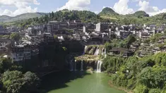 Foto dari udara menunjukkan pemandangan objek wisata Kota Furong di Wilayah Yongshun, Provinsi Hunan, China tengah (2/8/2020). Dengan menerapkan sejumlah langkah pencegahan epidemi, objek wisata tersebut mencatat peningkatan kunjungan turis selama liburan musim panas. (Xinhua/Chen Sihan)