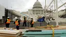 Kesibukan pekerja konstruksi saat membuat panggung untuk acara pelantikan Presiden terpilih Donald Trump di U.S. Capitol, Washington, Kamis (8/12). (REUTERS/Jonathan Ernst)