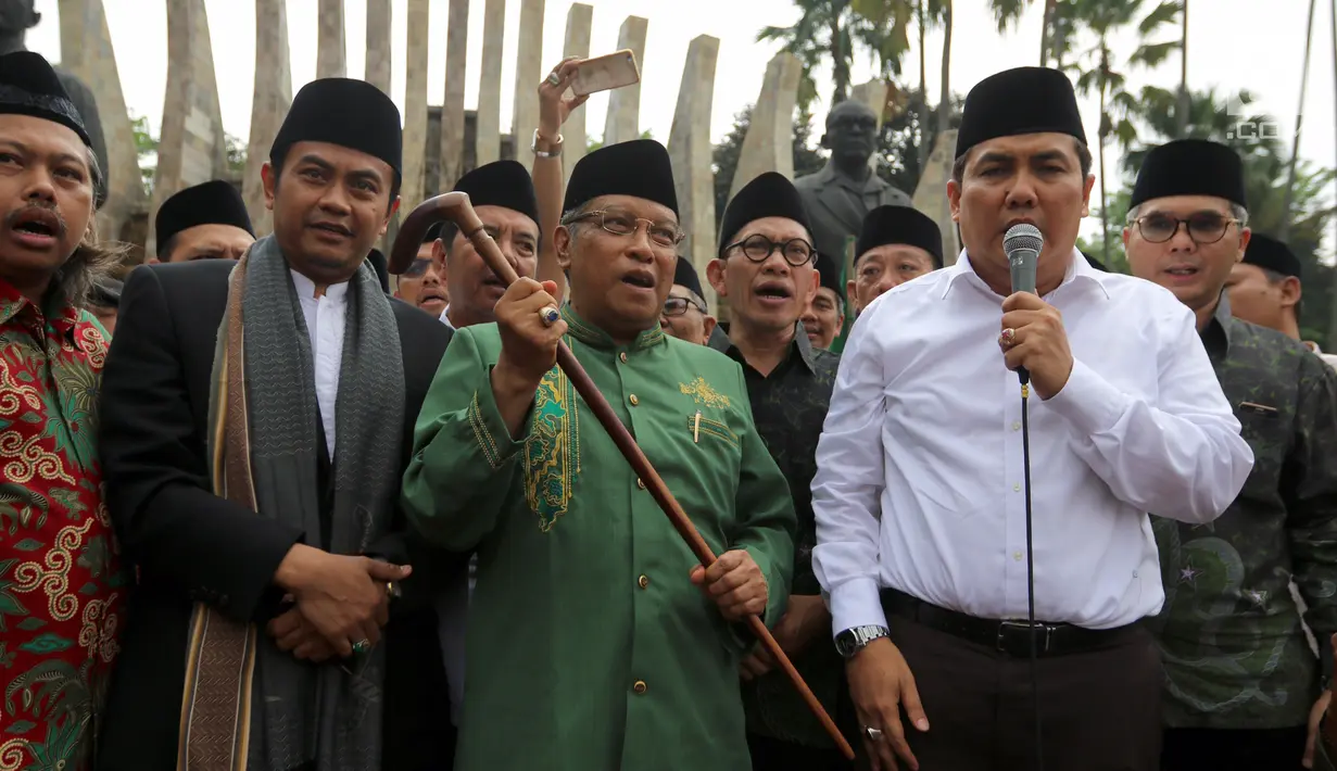Ketua PBNU Said Aqil Siradj menerima tongkat Kramat NU pada Apel Hari Santri Nasional 2017, di Tugu Proklamasi, Jakarta, Minggu (22/10). (Liputan6.com/Fery Pradolo)