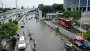 Genangan air telihat di Jalan S Parman, tepat di depan Universitas Tarumanagara (Untar), Jakarta, Selasa (21/2). Lantaran akses masuk menuju kampus tergenang air, pihak Kampus hari ini memutuskan untuk meliburkan perkuliahan. (Liputan6.com/Gempur M Surya)