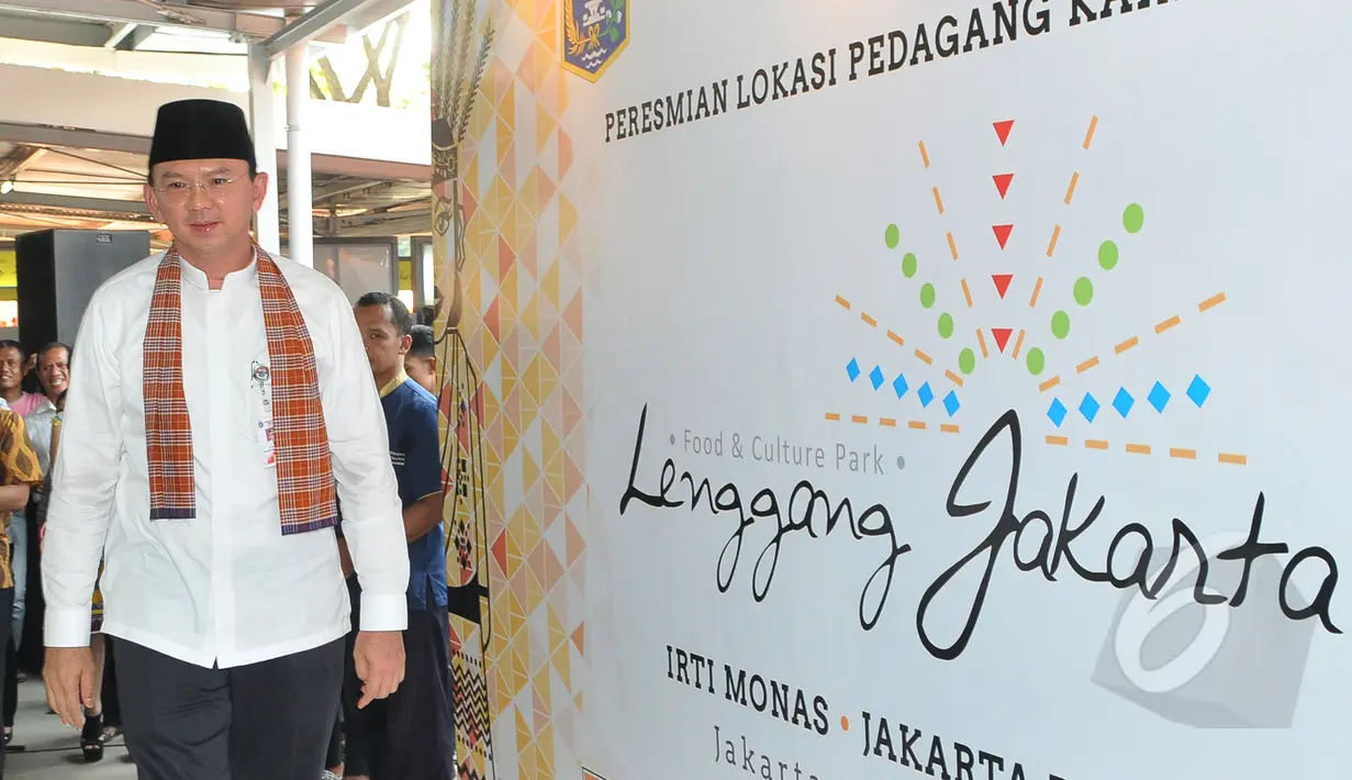 Gubernur DKI Basuki Tjahaja Purnama meresmikan kantin Lenggang Jakarta di kawasan IRTI Monas, Jakarta, Jumat (22/5). Lenggang Jakarta merupakan pusat jajanan PKL yang dikelola pihak swasta. (Liputan6.com/Herman Zakharia)