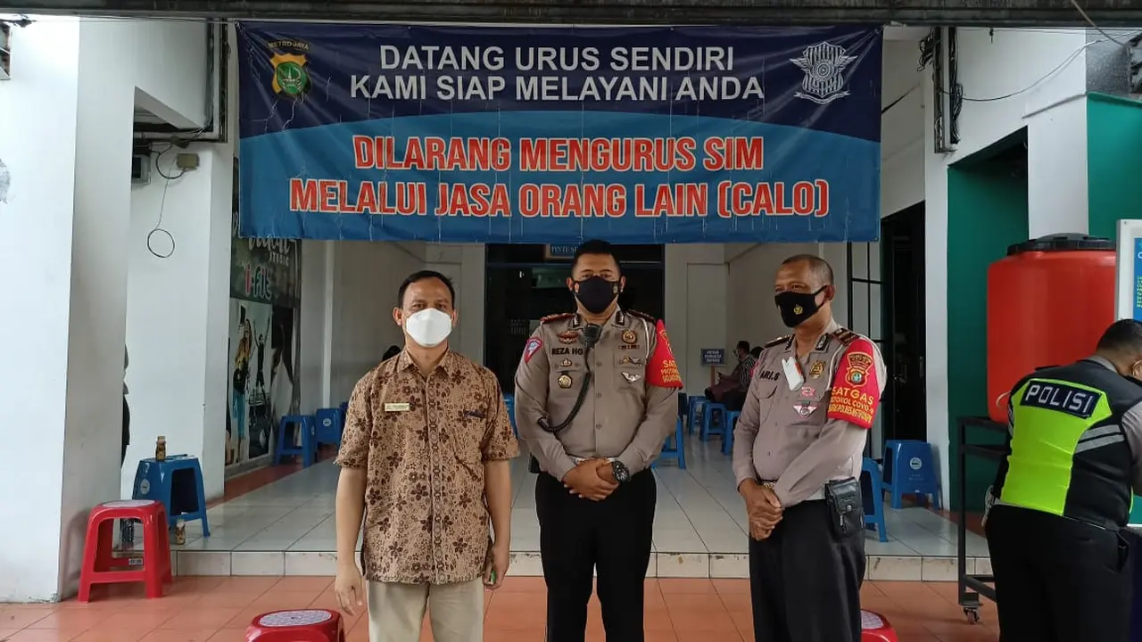 Ombudsaman saat melakukan sidak Satpas Pembuatan SIM di Pasar Segar, Kecamatan Sukmajaya, Kota Depok