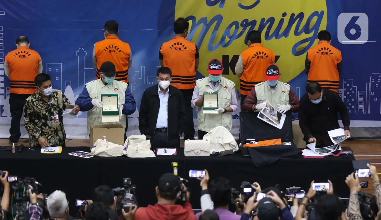 <p>Wakil Ketua KPK, Nawawi Pomolango (ketiga kiri) bersama petugas menunjukkan barang bukti terkait penetapan Menteri Kelautan dan Perikanan, Edhy Prabowo sebagai tersangka kasus dugaan suap calon eksportir benih lobster di Gedung KPK Jakarta, Rabu (25/11/2020). (Liputan6.com/Helmi Fithriansyah)</p>