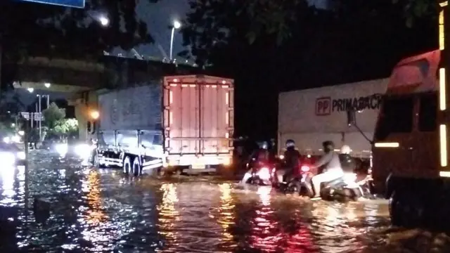 Jalan Jenderal Sudirman, Bekasi Barat, dikepung banjir setinggi 50-100 sentimeter, Selasa (4/3/2025). (Liputan6.com/Bam Sinulingga)