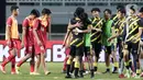 Pemain Timnas U-17 Indonesia, M Afazriel, Femas Aprian Crespo dan Achmad Zidan Rosyid (kiri ke kanan) meluapkan kekecewaan usai dikalahkan Malaysia U-17 pada laga terakhir Kualifikasi Grup B Piala Asia U-17 2023 di Stadion Pakansari, Kab. Bogor, Jawa Barat, Minggu (9/10/2022). Laga kedua tim berlangsung sengit dan Timnas U-17 Indonesia harus mengakui keunggulan Malaysia dengan skor 1-5. (Liputan6.com/Helmi Fithriansyah)