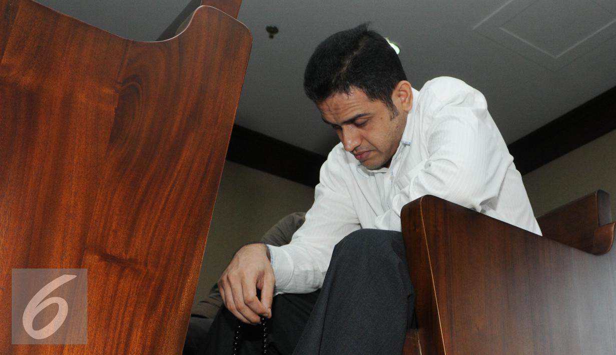 M. Nazaruddin tersangka Wisma Atlet saat menunggu sidang vonis di pengadilan Tipikor, Jakarta,Rabu (15/6) Nazarudin divonis 6 tahun penjara denda 1 miliar subsider 1 tahun. (Liputan6.com/Helmi Afandi)