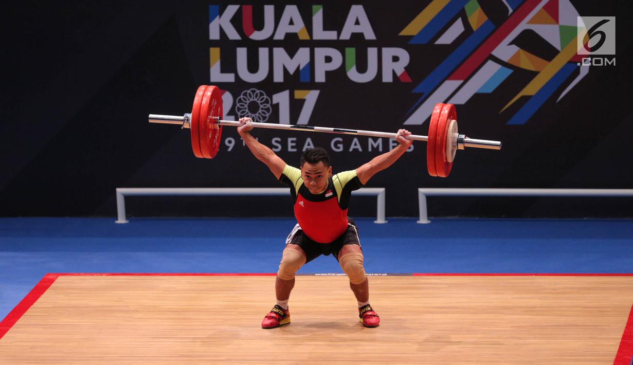 Lifter Indonesia Eko Yuli Irawan saat berlaga dalam cabang angkat besi putra nomor 62 kg SEA Games 2017 Kuala Lumpur, Malaysia, Senin (28/8). Eko Yuli memperoleh medali perak dengan total angkatan 306 kg. (Liputan6.com/Faizal Fanani)