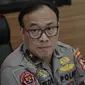 Karo Penmas Divisi Humas Polri Brigjen Dedi Prasetyo menunjukan kerusakan di lokasi ledakan bom Sibolga, di Mabes Polri, Rabu (13/3). Polisi masih melakukan evakuasi dan olah TKP karena masih belum steril dari ancaman ledakan. (Liputan6.com/Faizal Fanani)