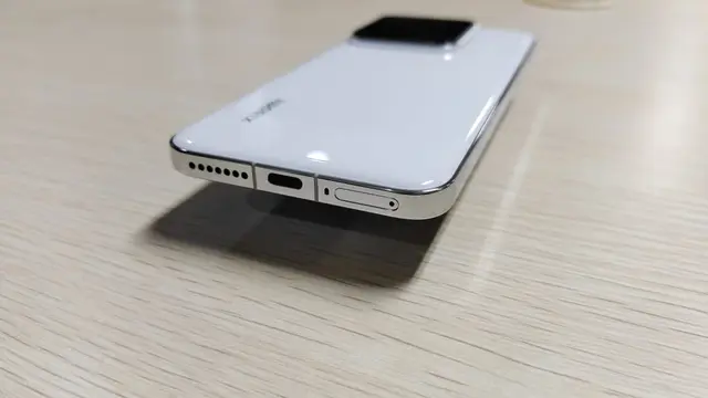 Bagian Bawah Xiaomi 14
