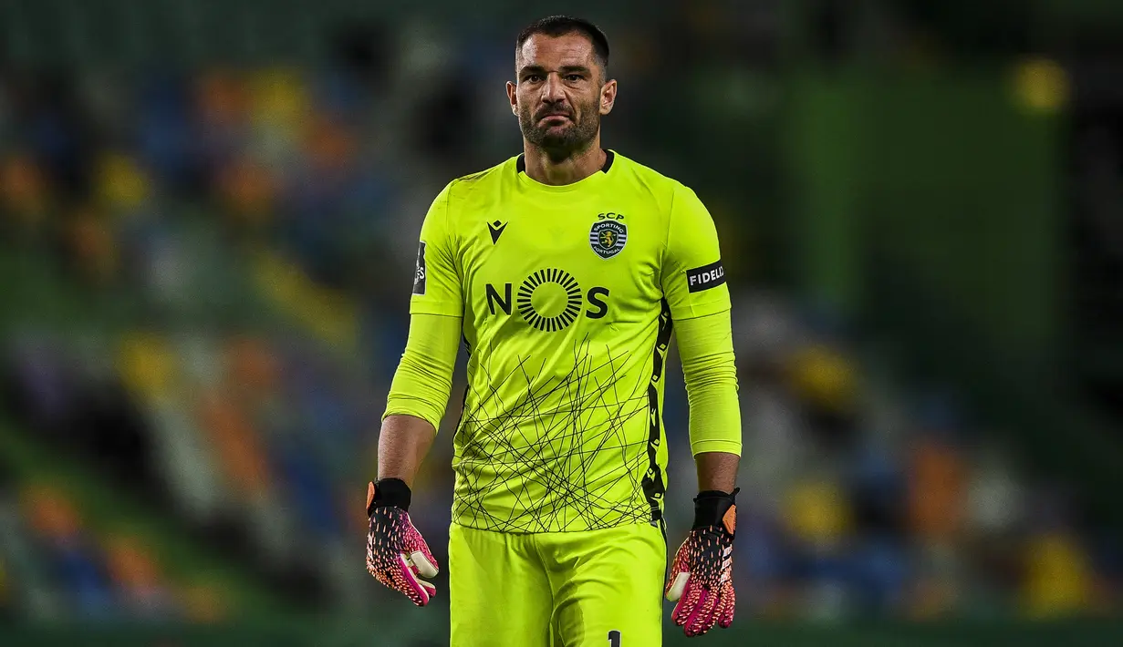 Antonio Adan lulus dari akademi Real Madrid pada tahun 2010. Namun, ia lebih banyak bertugas sebagai kiper pelapis selama berada di Santiago Bernabeu. Adan bermain bersama Ronaldo di Real Madrid. Sekarang berusia 37 tahun, Adan tidak punya klub setelah empat tahun bersama Sporting CP. (PATRICIA DE MELO MOREIRA / AFP)