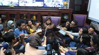 Wali Kota Surabaya, Tri Rismaharini menjelaskan mengenai rencana pembangunan trem di kantornya, Kamis (8/6/2017).