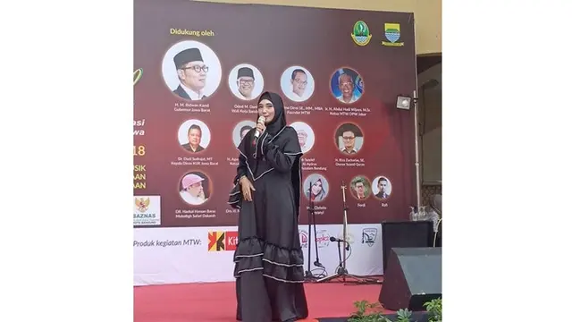 7 Gaya Hijab Inka Christie, Lady Rocker yang Memesona
