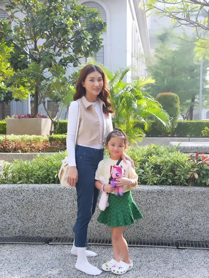 Gaya Stylish Sarwendah Saat Pembagian Rapor Putrinya, Tenteng Tas Hermes Seharga Rp600 Juta