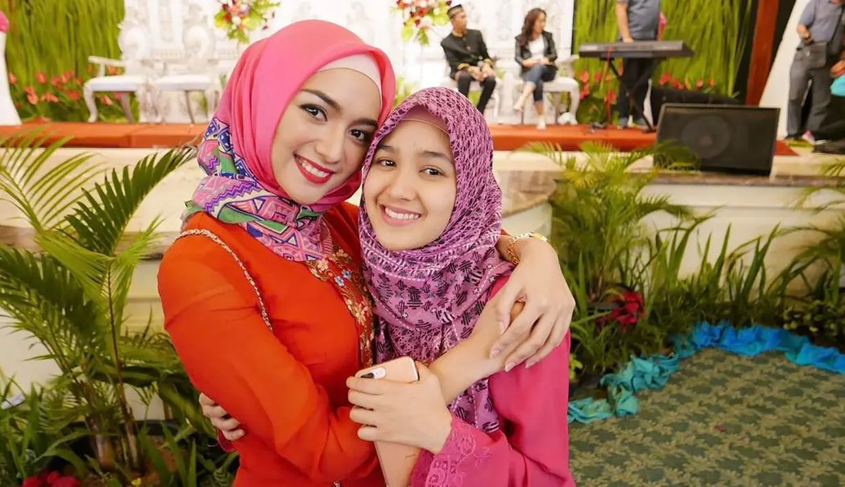 Tak hanya saat memerankan tokoh berhijab saja, ia juga sering mengenakan hijab saat beraktivitas sehari-hari. (Foto: instagram.com/cutsyifaa)