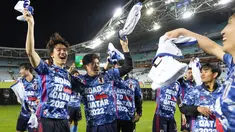 Pemain Jepang melakukan selebrasi usai pertandingan play-off Piala Dunia 2022 melawan Australia di Stadium Australia di Sydney, Kamis (24/3/2022). Jepang menang atas Australia dengan skor 2-0. (AP Photo/Mark Baker)